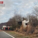 Carreta tomba na BR-430 em Riacho de Santana e motorista fica ferido