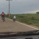 Ciclistas no meio da pista preocupam motoristas em rodovia recém-pavimenta de Malhada