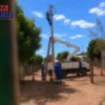 Coelba substitui poste danificado após caminhão atingir rede elétrica em Canabrava