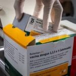 Após mortes suspeitas, Ministério da Saúde suspende vacina contra a dengue no Brasil