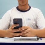 Lei de restrição dos celulares nas escolas completa um ano; veja o que mudou na prática