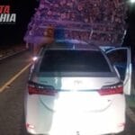 Carro colide contra caminhão e duas pessoas ficam feridas na BR-030, em Palmas de Monte Alto