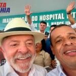 Ao lado do presidente Lula, prefeito Dr. Gimmy recebe micro-ônibus para reforçar o TFD da Saúde de Malhada