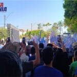 Ovacionado por multidão nas ruas, ACM Neto inova no palanque e dá pontapé inicial em campanha na cidade de Carinhanha