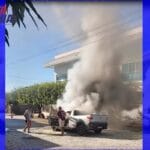 Carro pega fogo no meio da rua em Cocos e assusta moradores; Assista