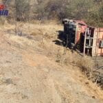Caminhão carregado tomba na BR-030 em Malhada após falha mecânica na direção
