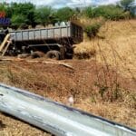 Caçamba com carga de ração perde o controle, sai da pista e capota na zona rural de Malhada