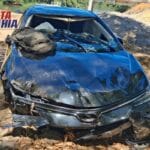Carro sai da pista e cai no rio após manobra em ponte entre Feira da Mata e Juvenília