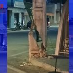 Após caminhão atingir poste, ruas de Carinhanha ficam sem energia até a manhã desta segunda-feira (19)
