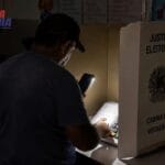 Eleitores concluem votação à luz de celulares após falta de energia em povoado de Malhada